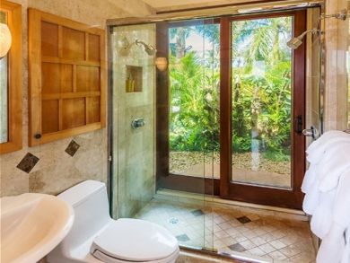 One Bedroom Secluded Hideaway Mere 150 Yard to the Beach